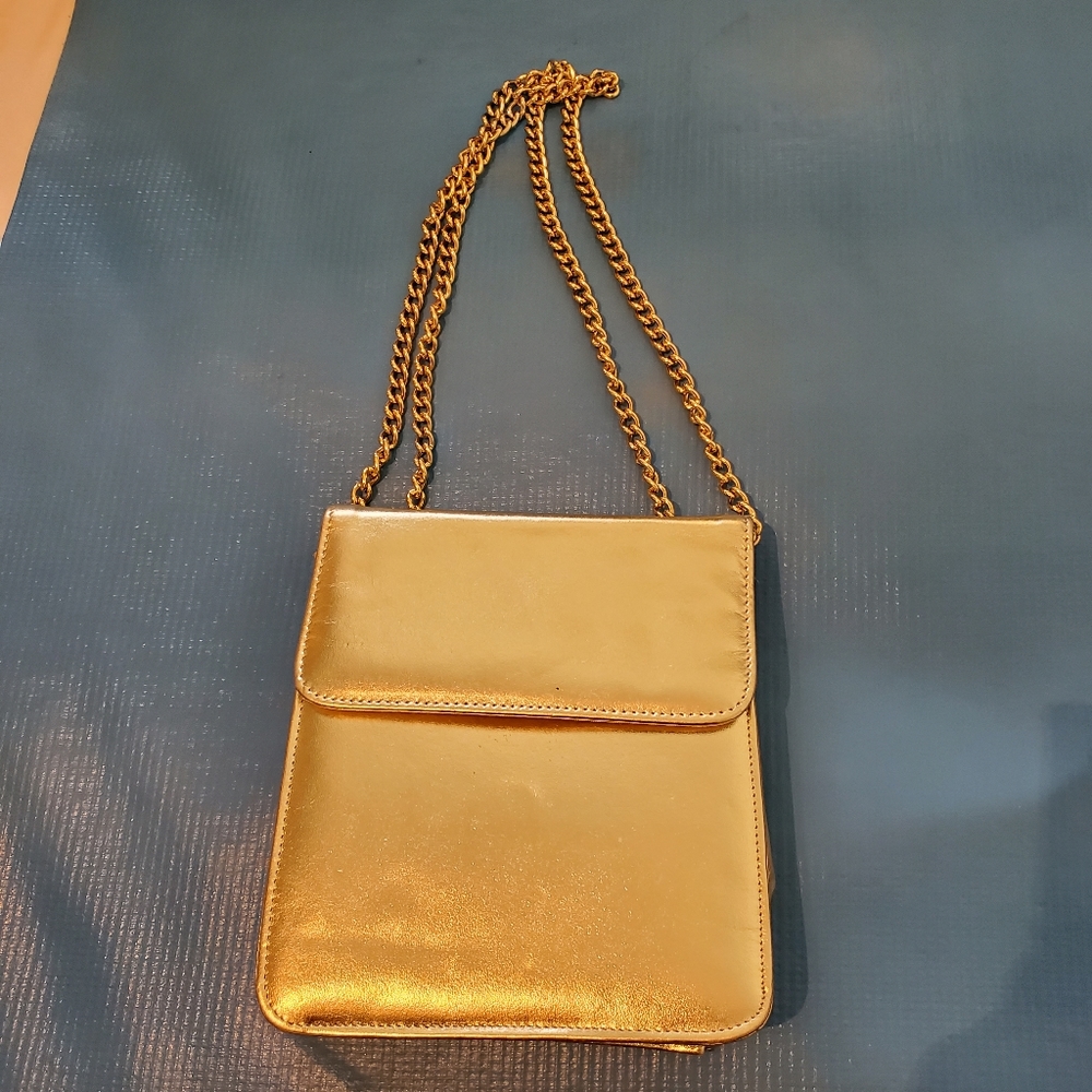 TOWANNY Vintage Chain Handel  Snap closure GOLD Purse.